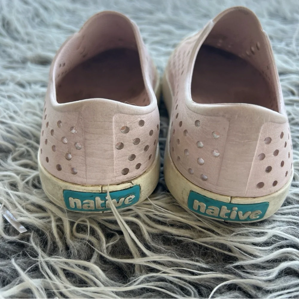 Native Jefferson Light pink Shoes Size J 4 slip-on waterproof big kids.